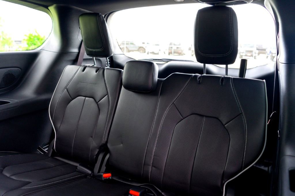 New 2026 Chrysler Pacifica Limited FWD image 25
