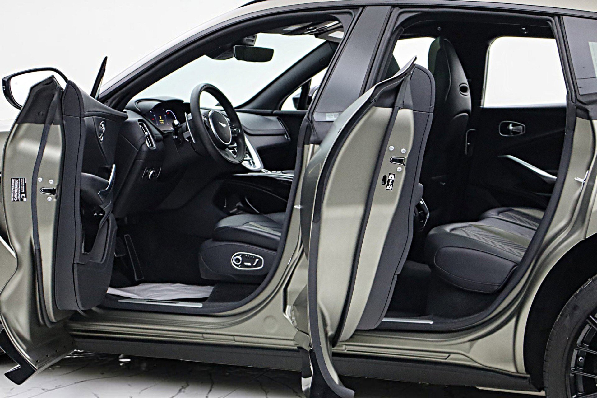 Used 2023 Aston Martin DBX 707 image 6