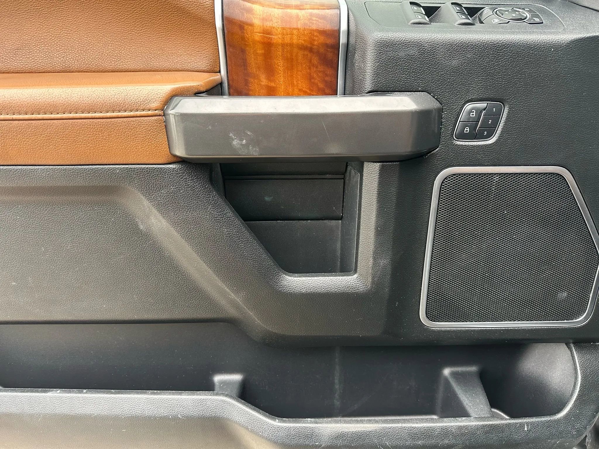 Used 2016 Ford F150 Limited w/ Trailer Tow Package image 9