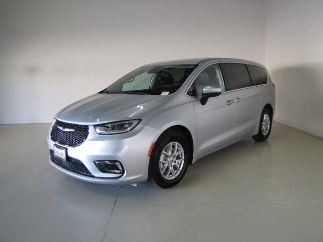 Used 2023 Chrysler Pacifica Touring-L image 1