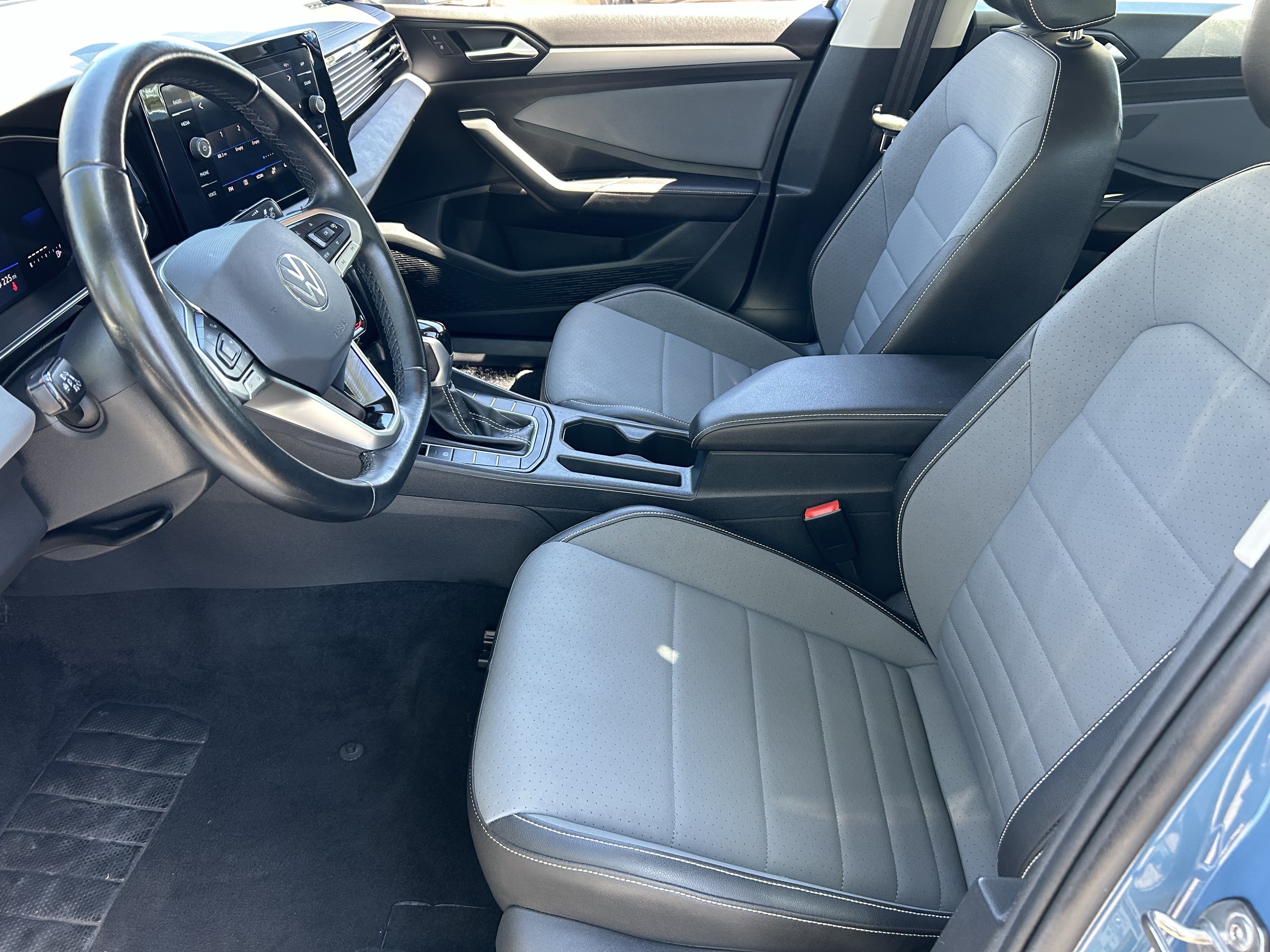 Used 2025 Volkswagen Jetta SE FWD image 17
