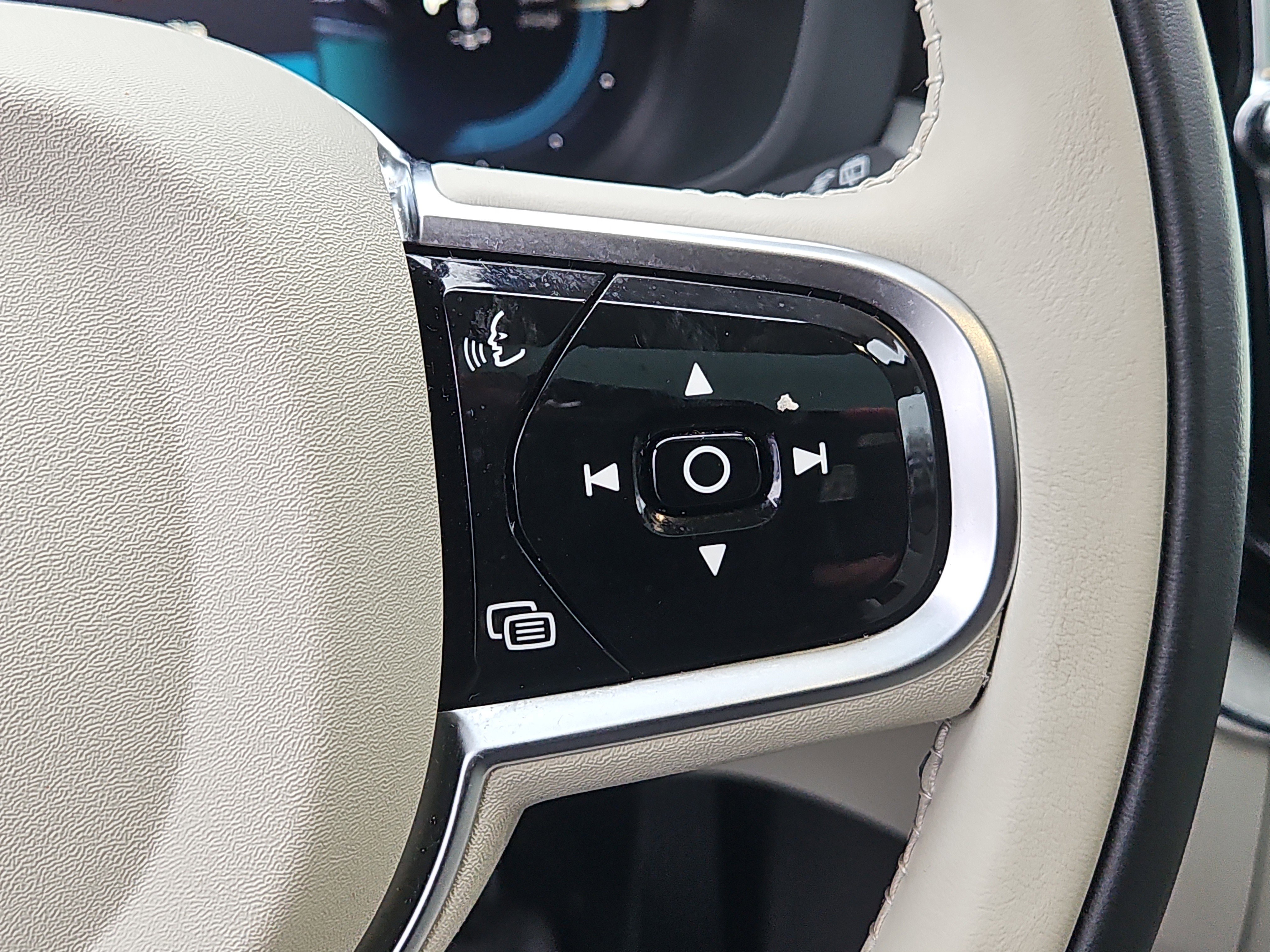 Used 2025 Volvo XC60 T8 Plus w/ Protection Package Premier image 21