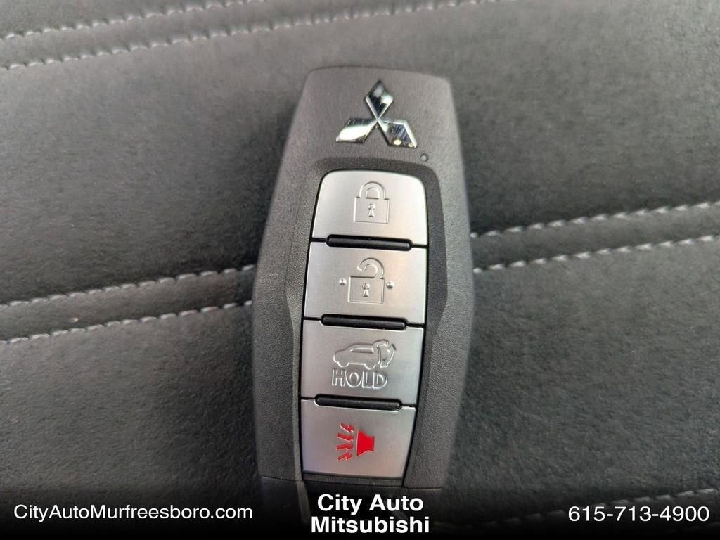 New 2025 Mitsubishi Outlander SE image 28