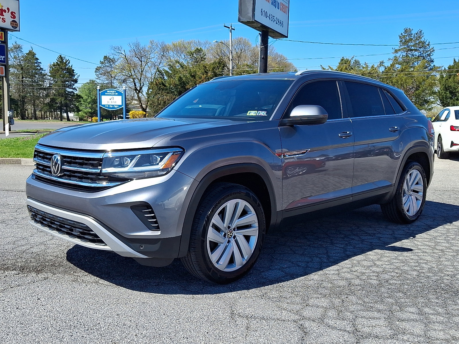 Used 2020 Volkswagen Atlas Cross Sport SE w/ Towing Package image 3