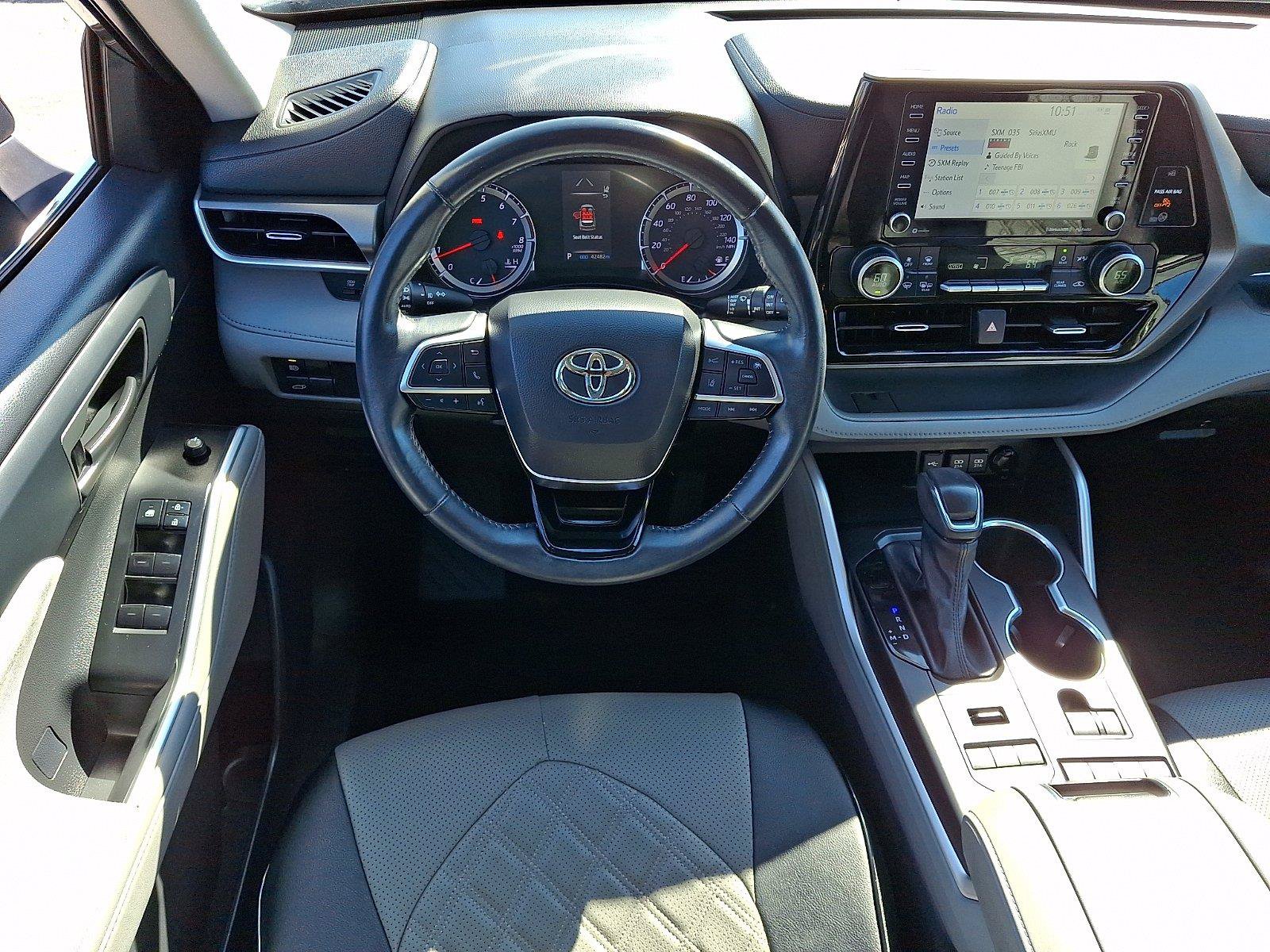 Used 2021 Toyota Highlander LE AWD/4WD image 14