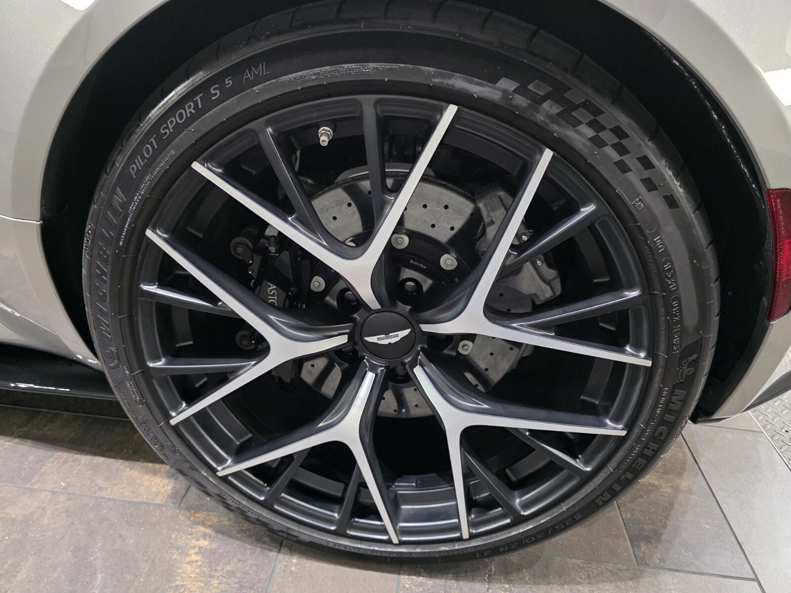 Used 2024 Aston Martin DB12 Coupe RWD image 4