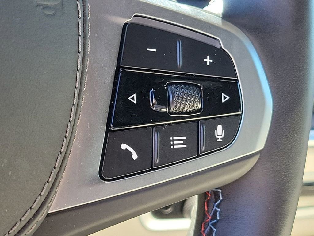 Used 2025 BMW X7 M60i image 34