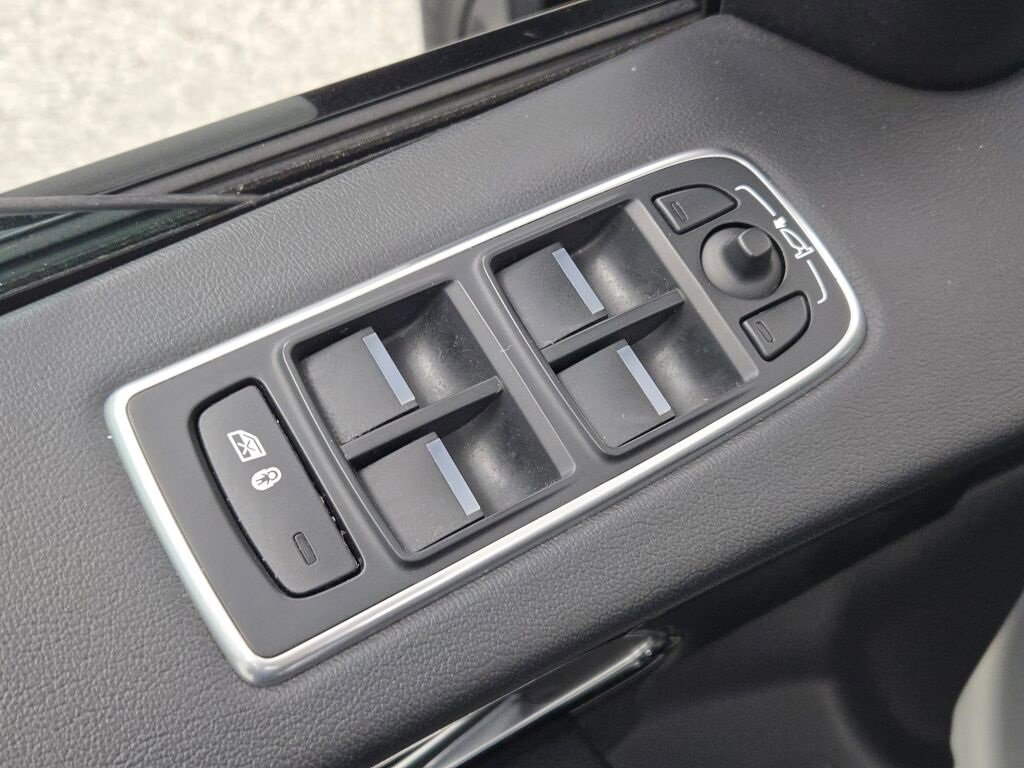 Used 2019 Jaguar F-PACE Premium image 23