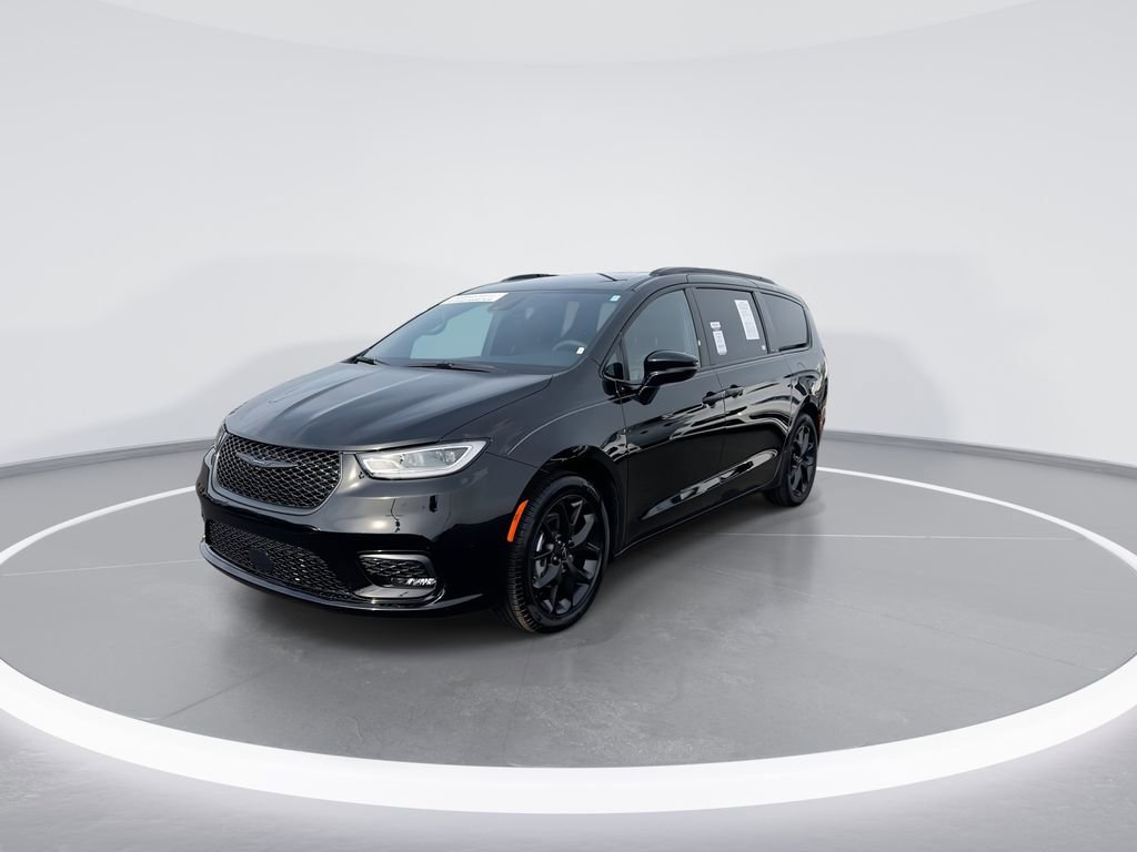 Used 2024 Chrysler Pacifica Touring-L w/ S Appearance Package FWD image 4