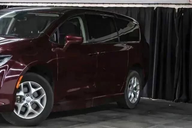 Used 2018 Chrysler Pacifica Touring Plus w/ Tire & Wheel Group FWD image 6
