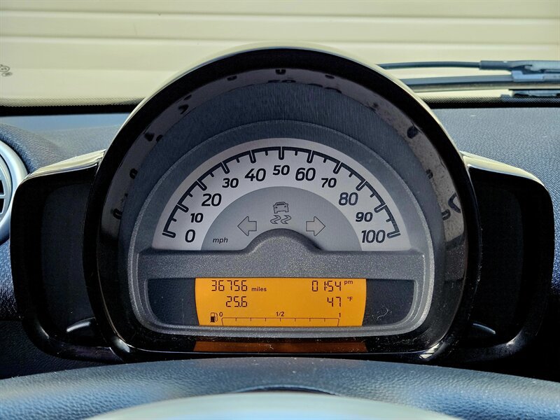 Used 2013 smart fortwo pure RWD image 30