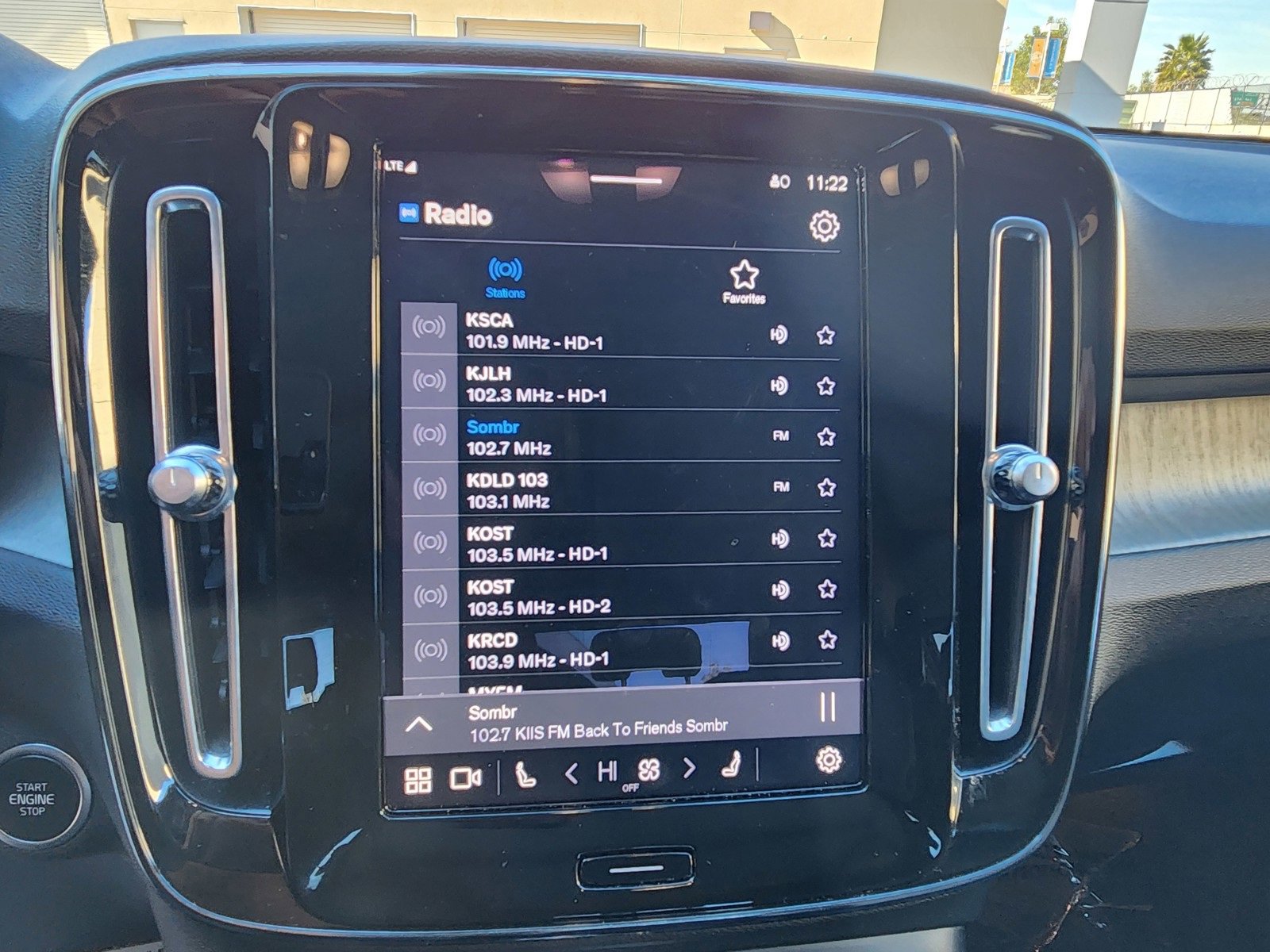 Used 2023 Volvo XC40 B4 Ultimate image 42