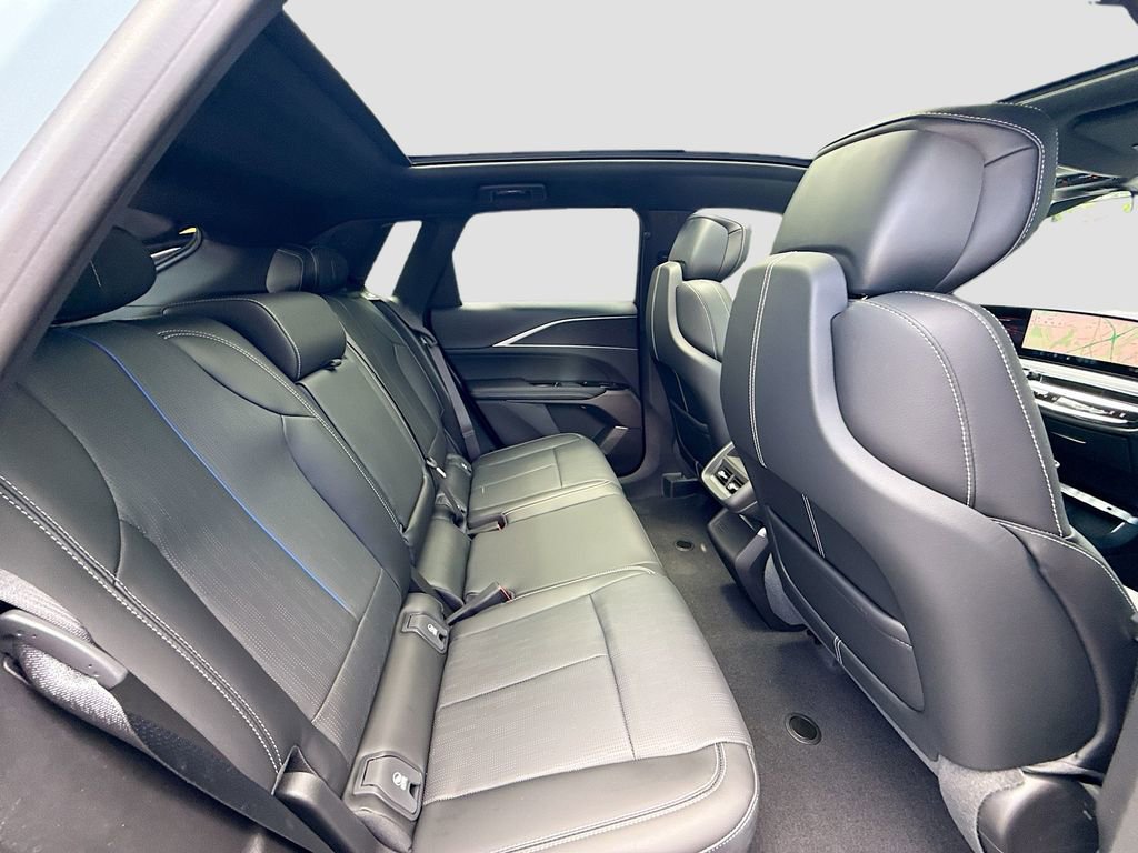 New 2025 Cadillac Lyriq Sport image 28