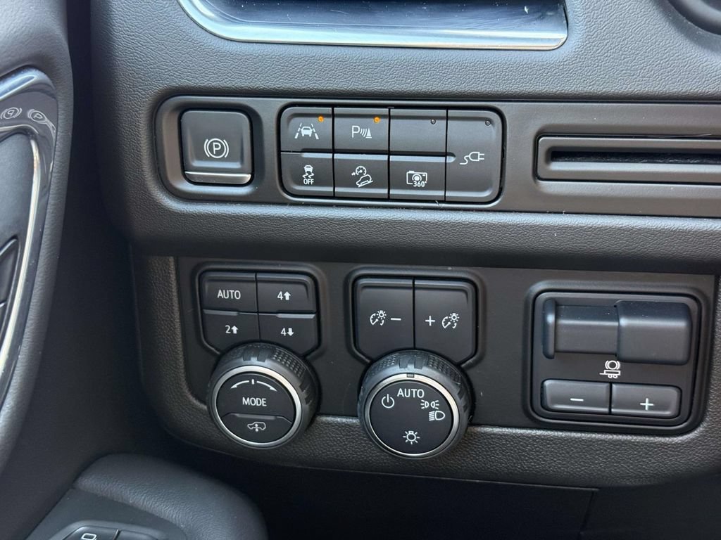 Used 2022 Chevrolet Suburban Z71 w/ Z71 Off-Road Package AWD/4WD image 28