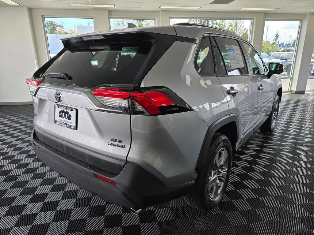 Used 2024 Toyota RAV4 XLE AWD/4WD image 3