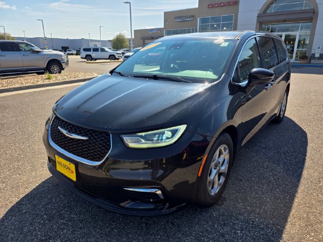 Used 2024 Chrysler Pacifica Limited FWD image 2