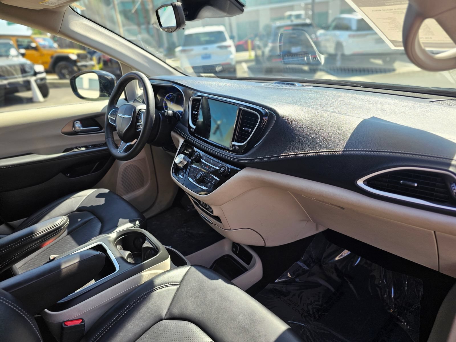 Used 2024 Chrysler Pacifica Limited FWD image 28