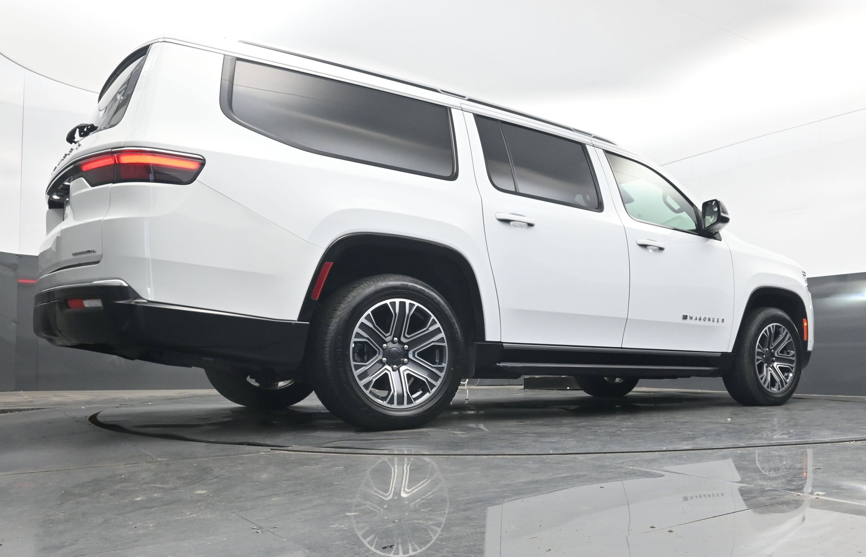 Used 2023 Jeep Wagoneer L Series II image 29