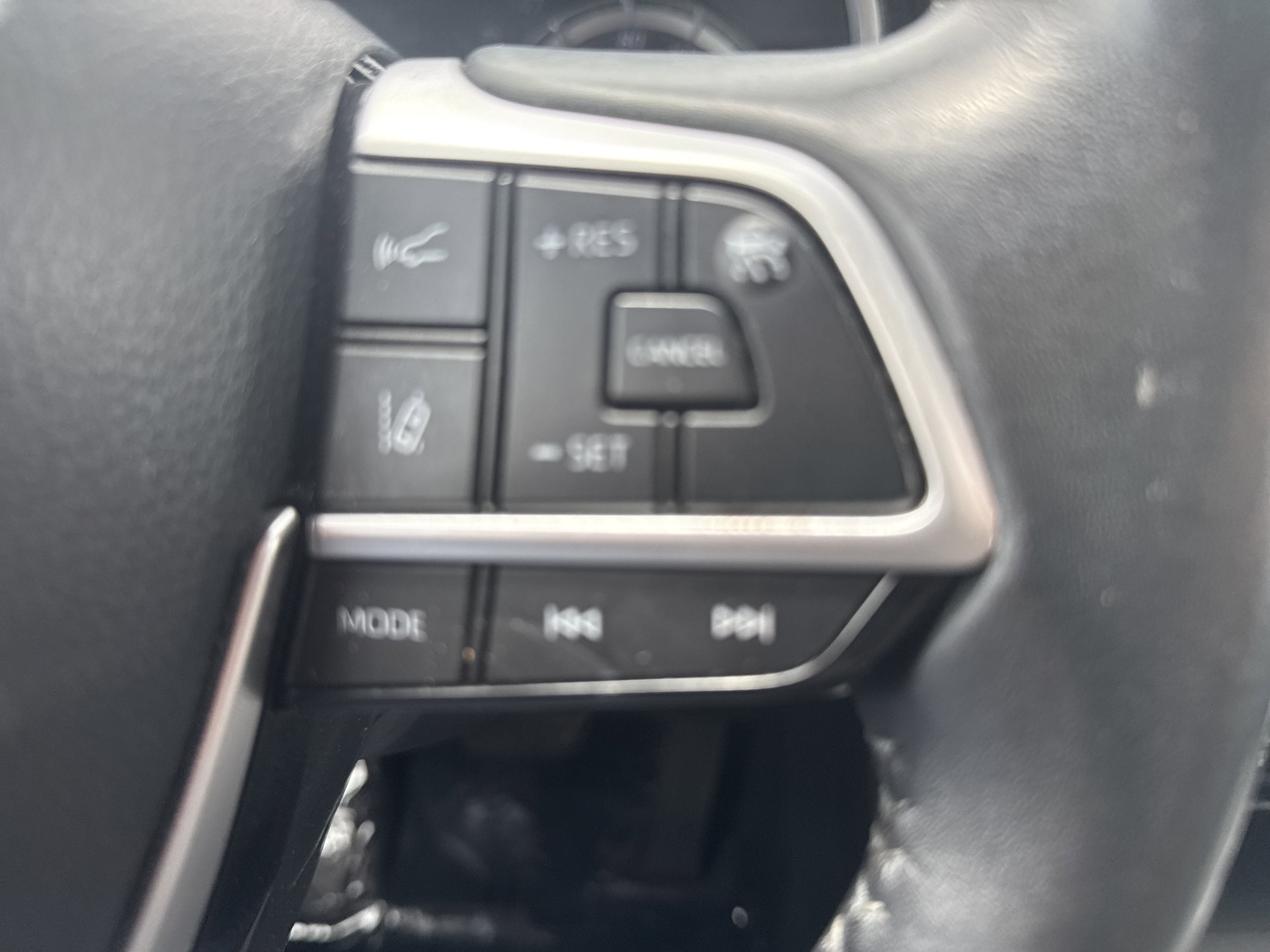 Used 2022 Toyota Highlander XLE AWD/4WD image 16