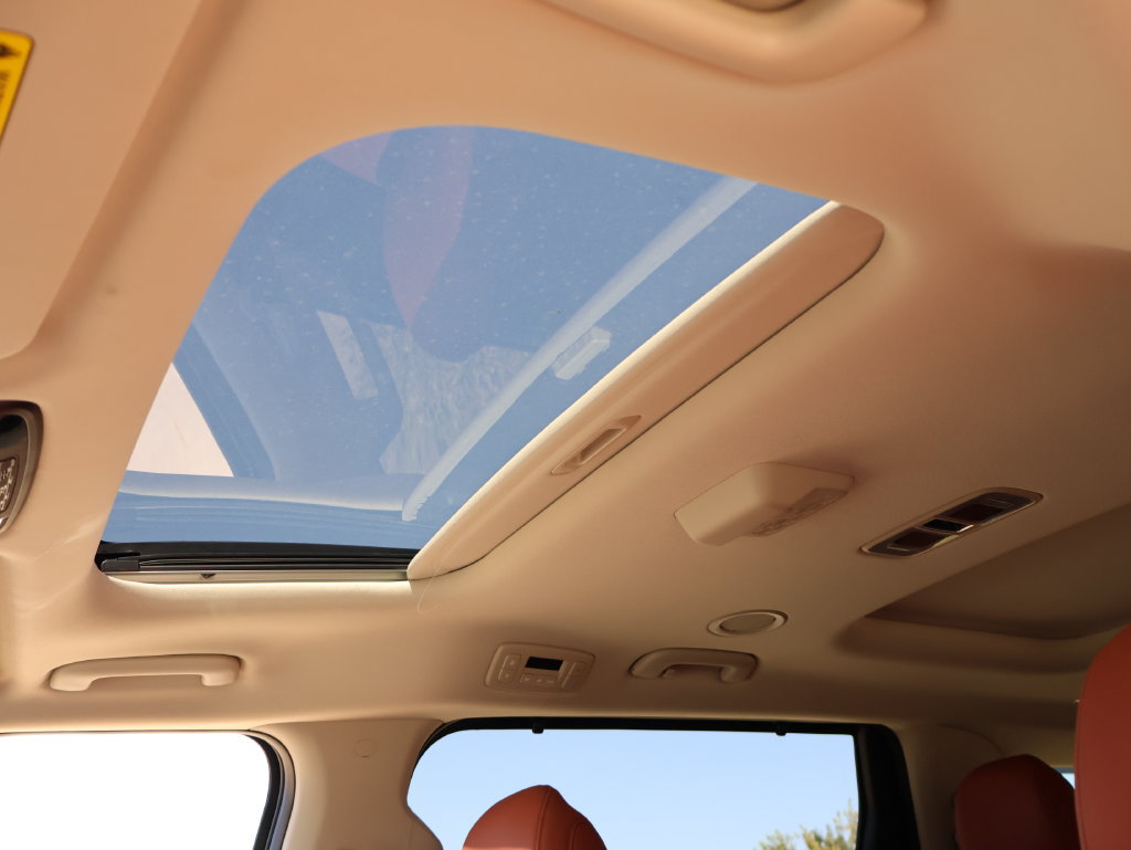 New 2027 Kia Carnival SX w/ Dark Edition Package FWD image 45