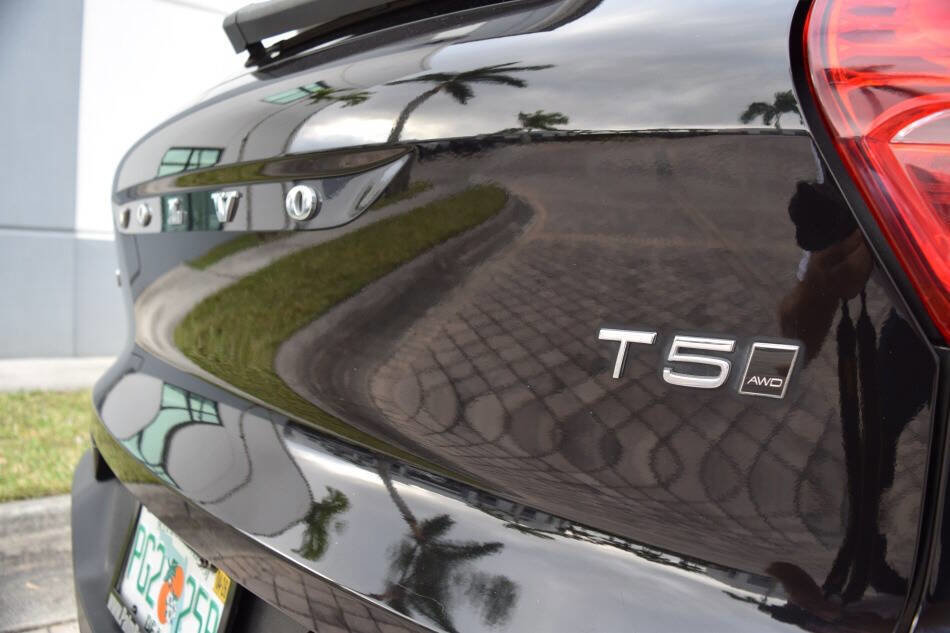 Used 2020 Volvo XC40 T5 Momentum w/ Protection Package Premier image 23