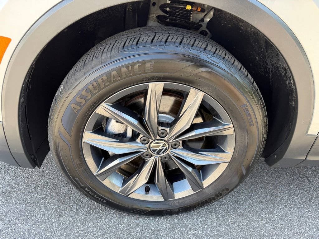 Certified 2023 Volkswagen Tiguan SE FWD image 32