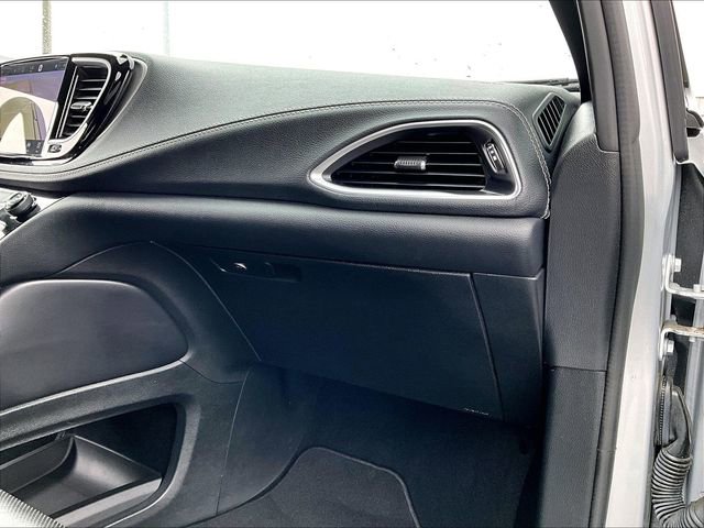 Used 2023 Chrysler Pacifica Limited w/ S Appearance Package FWD image 13