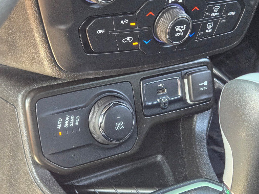 Used 2023 Jeep Renegade Latitude AWD/4WD image 26