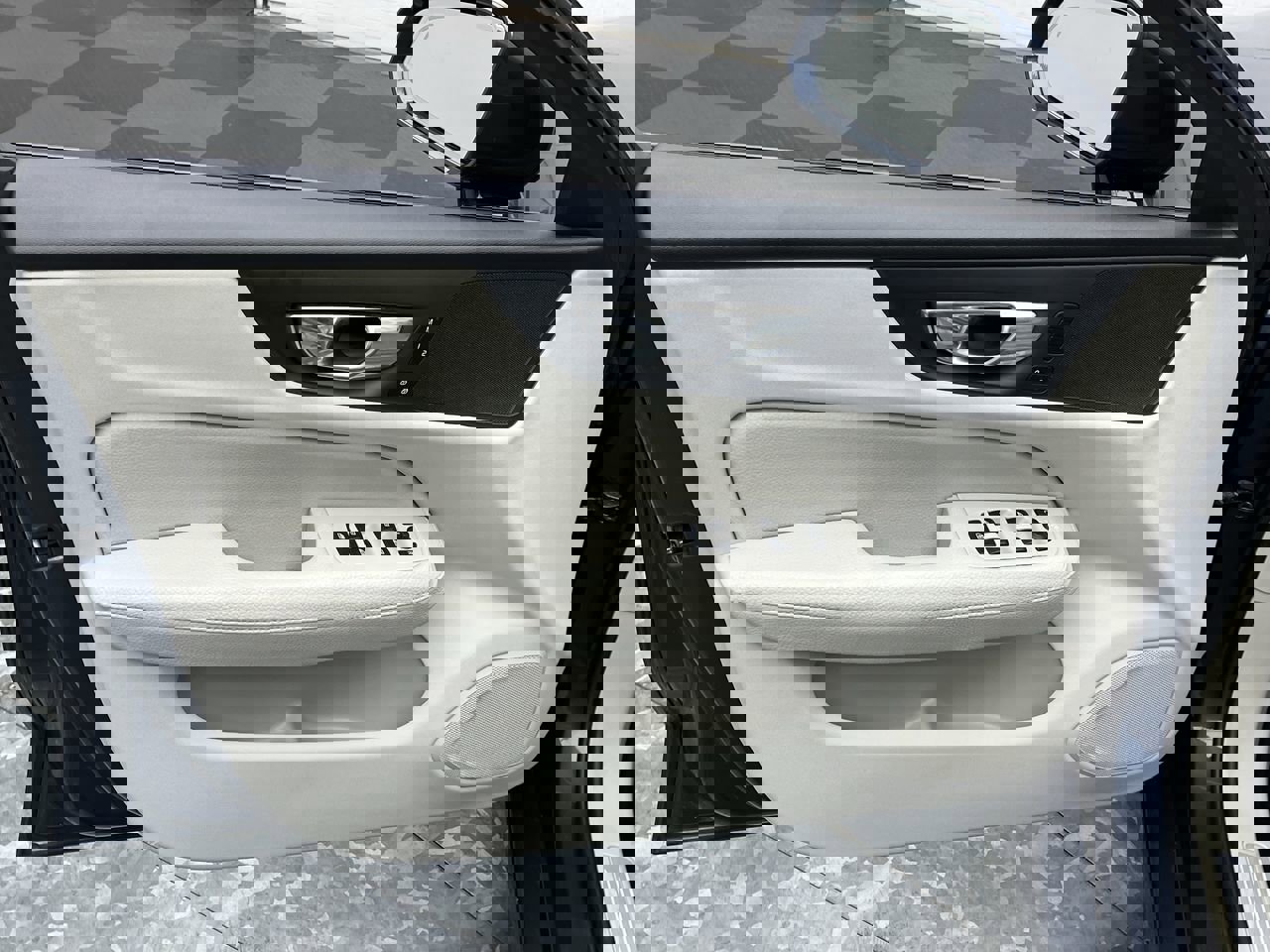 Used 2019 Volvo S60 T6 Momentum w/ Premium Package image 7