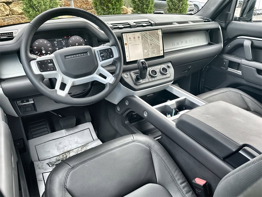 Used 2025 Land Rover Defender 130 X-Dynamic SE image 13