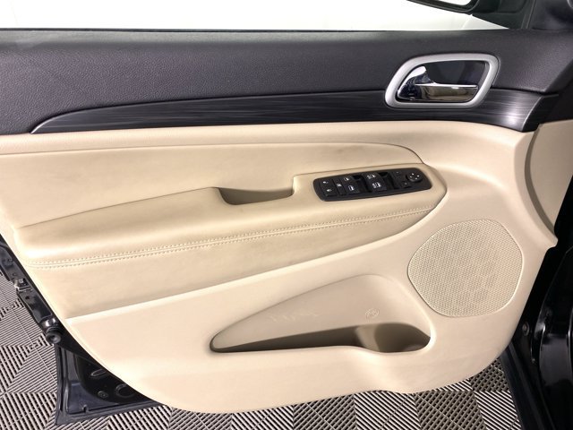 Used 2019 Jeep Grand Cherokee Laredo AWD/4WD image 13