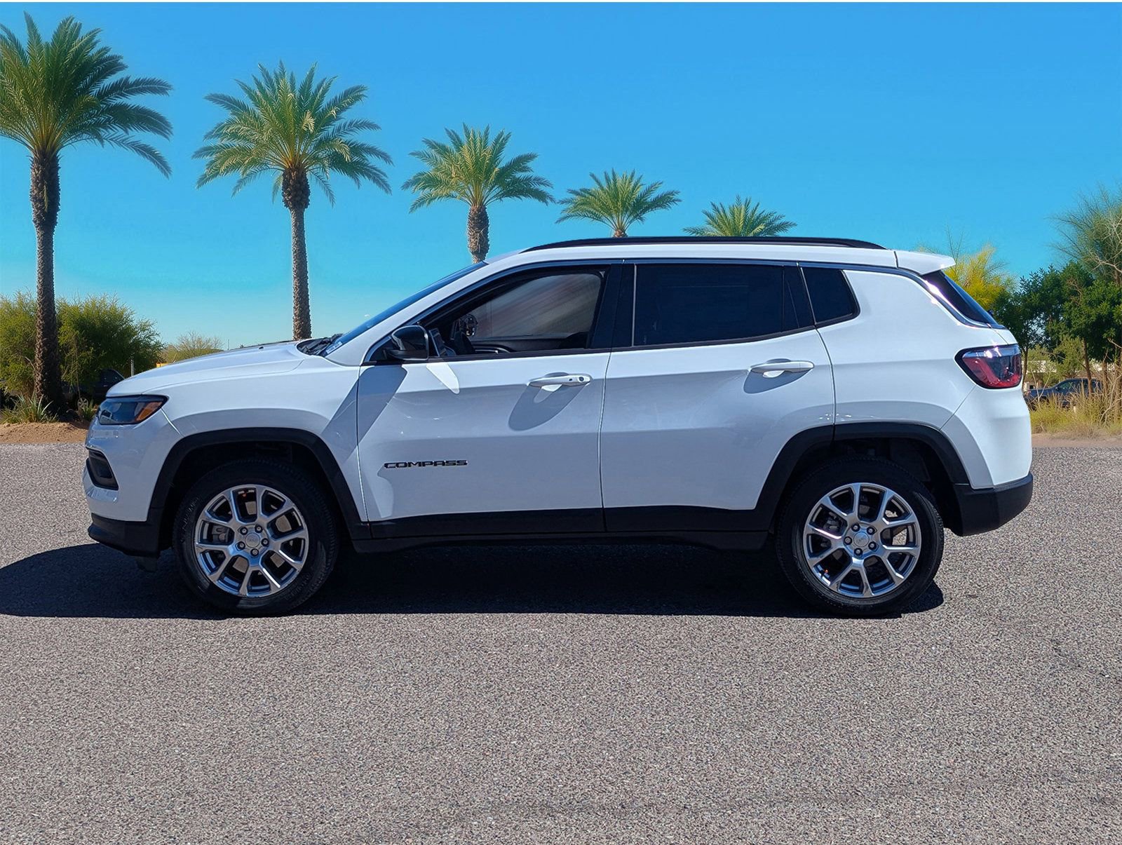 Used 2024 Jeep Compass Latitude image 2