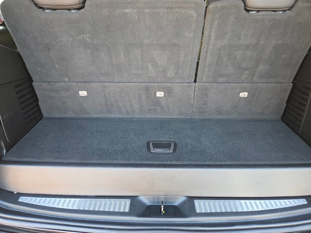 Used 2019 Cadillac Escalade Premium Luxury w/ Escalade Sport Edition AWD/4WD image 19