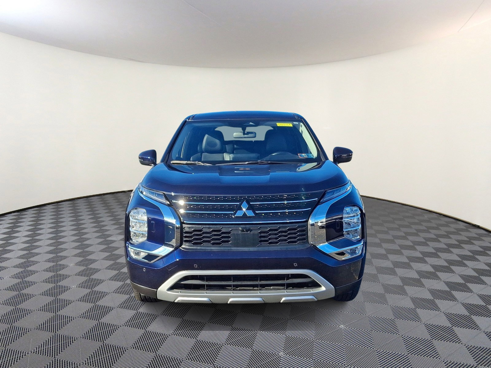 Used 2023 Mitsubishi Outlander SE image 2