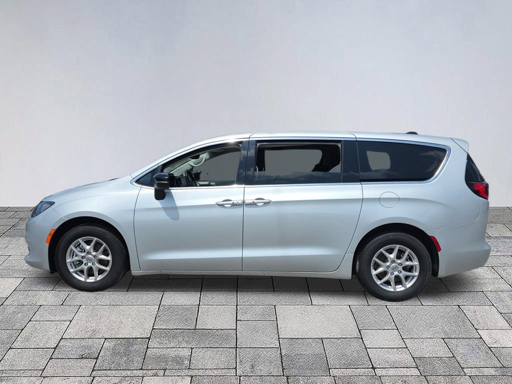 Used 2024 Chrysler Voyager LX FWD image 4