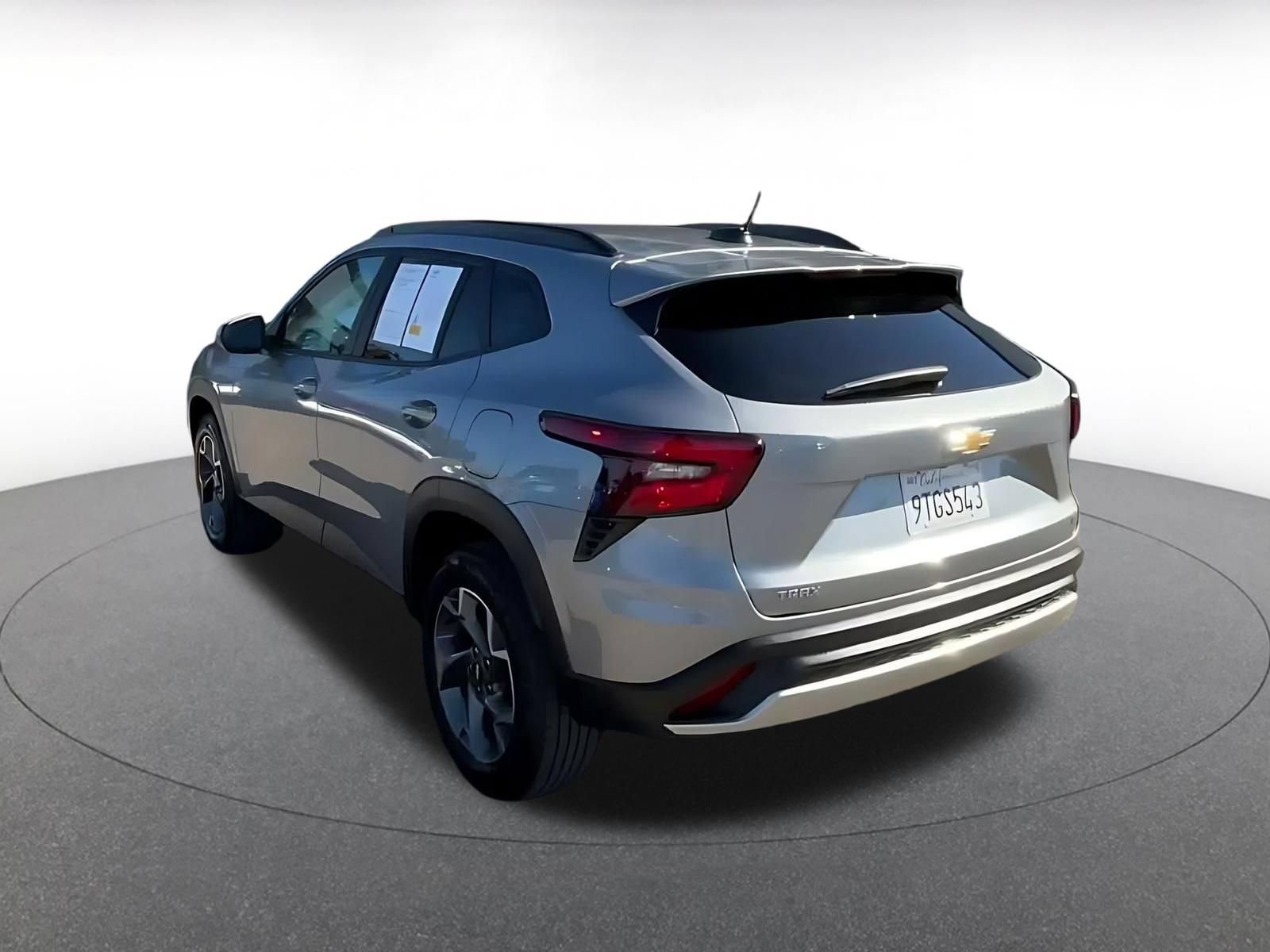 Used 2025 Chevrolet Trax LT w/ LT Convenience Package FWD image 9