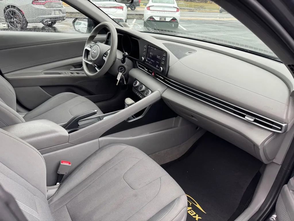 Used 2021 Hyundai Elantra SE w/ Cargo Package image 8