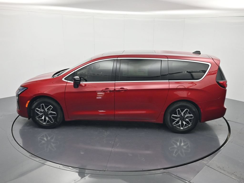 New 2027 Chrysler Pacifica Limited w/ Family Tech Group FWD image 38