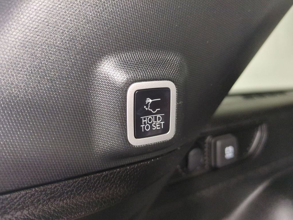 Used 2024 Jeep Grand Cherokee Limited w/ Black Appearance Package RWD image 15