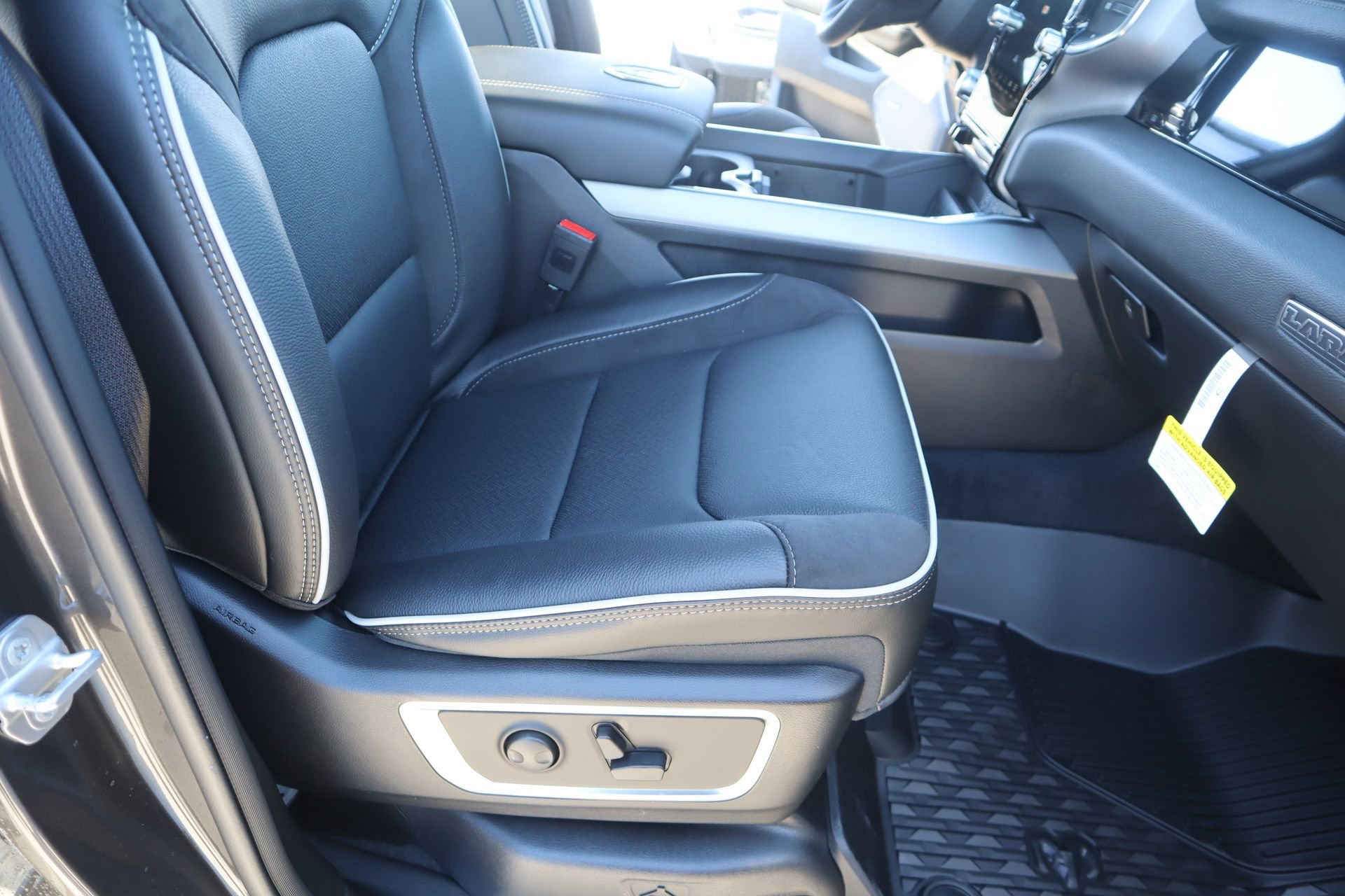 New 2026 RAM 1500 Laramie AWD/4WD image 14