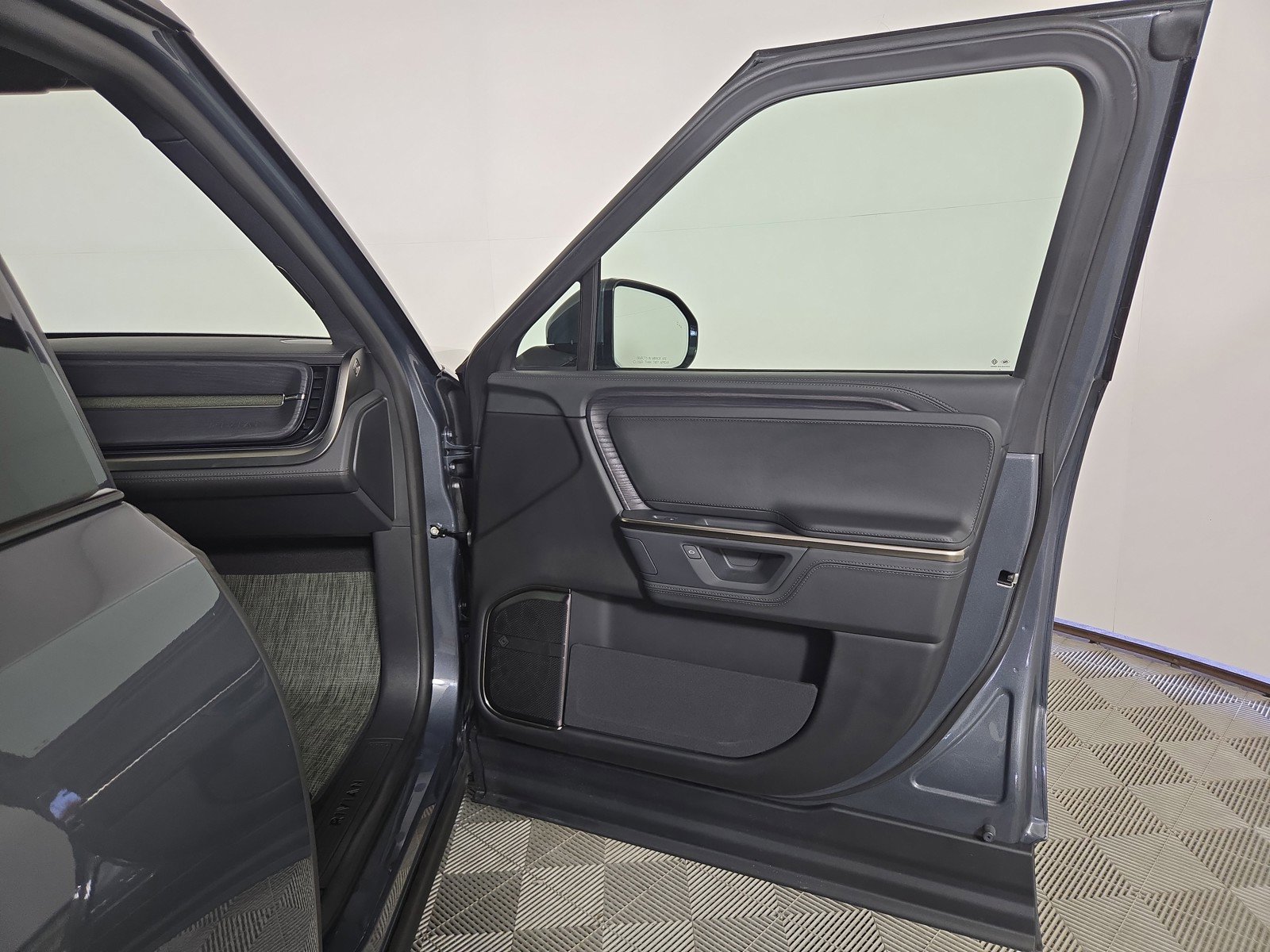 Used 2025 Rivian R1S Adventure image 18