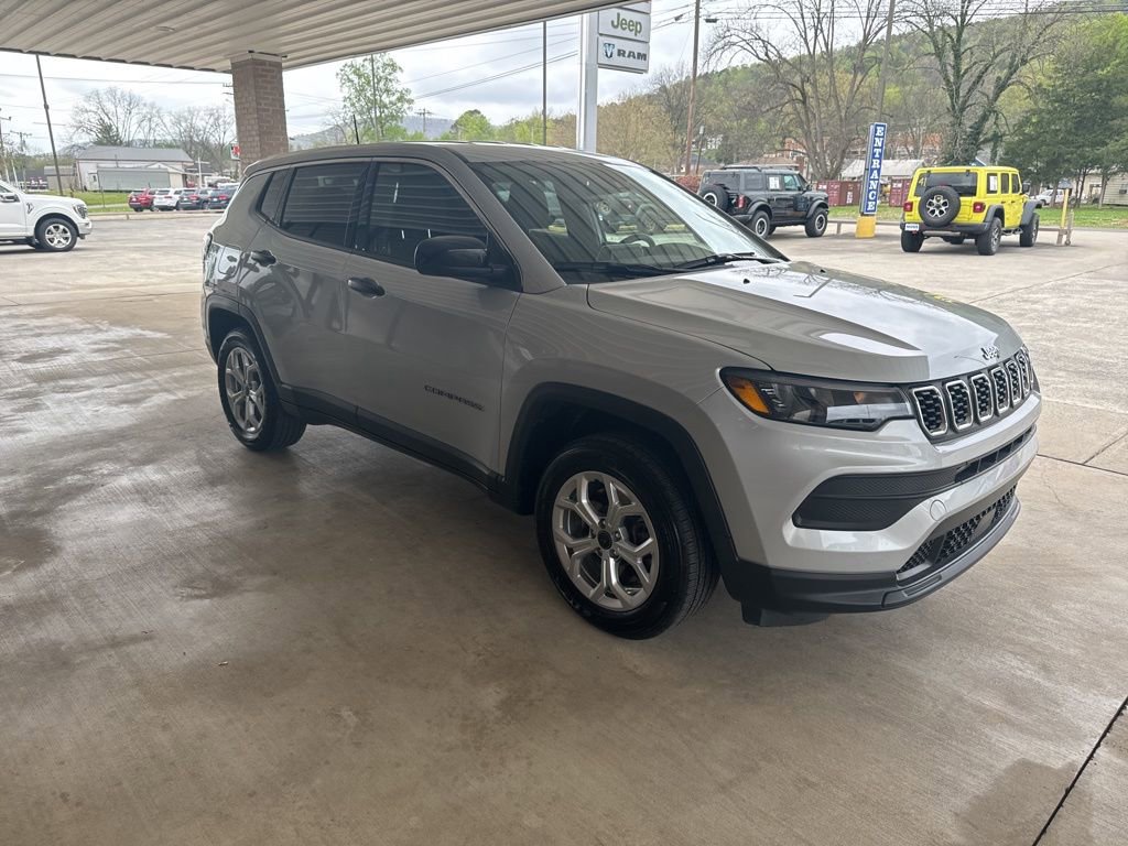 Used 2025 Jeep Compass Sport image 3