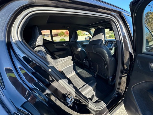 Used 2021 Volvo XC40 T5 R-Design w/ Climate Package image 17