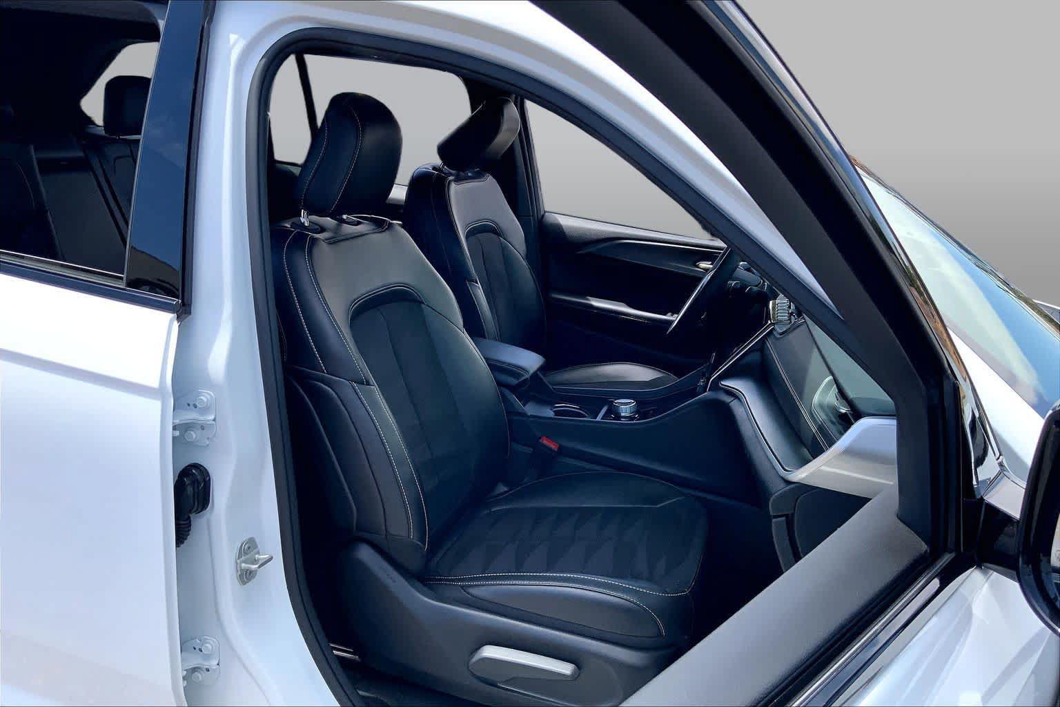 Used 2024 Jeep Grand Cherokee Altitude AWD/4WD image 8