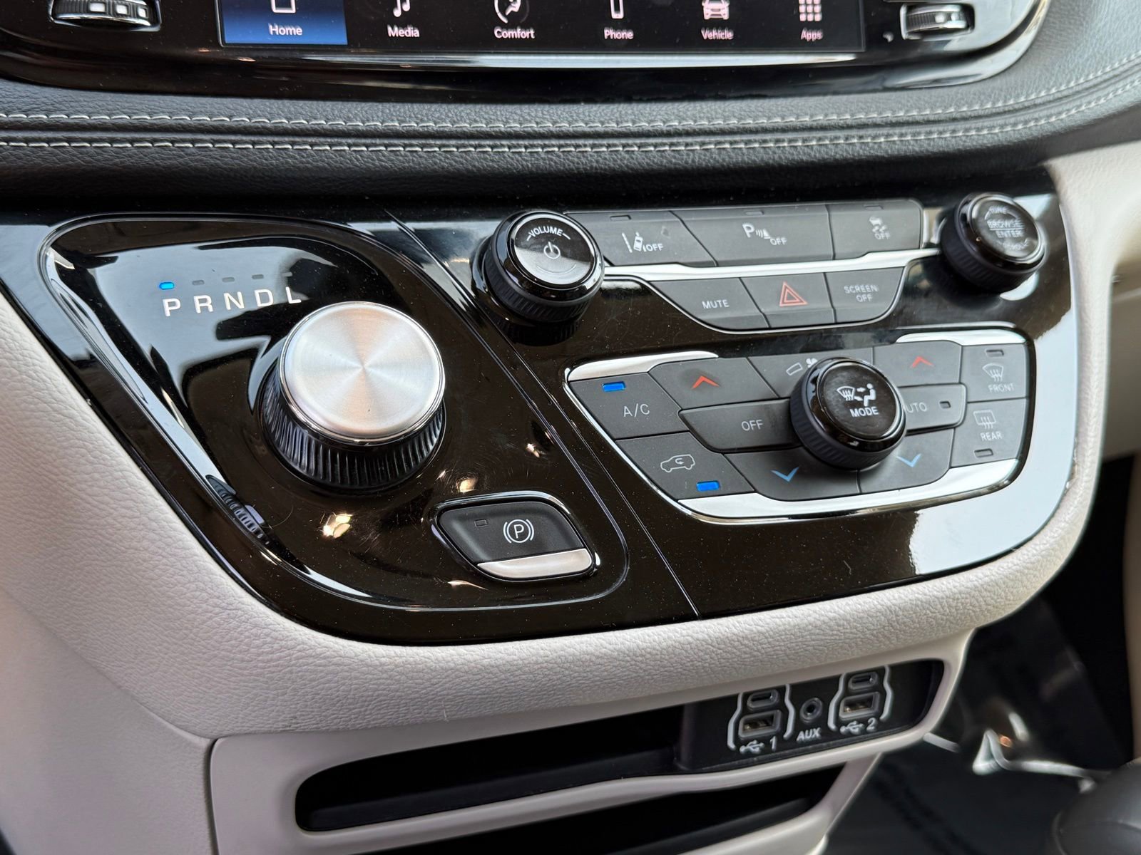 Used 2023 Chrysler Pacifica Touring-L image 33