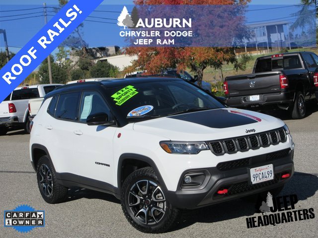 Used 2025 Jeep Compass Trailhawk image 1