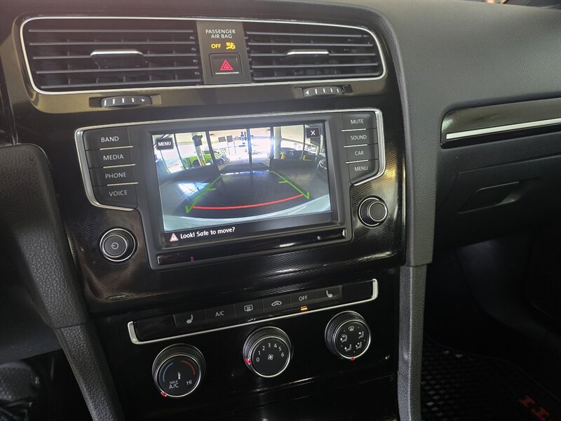 Used 2017 Volkswagen Golf 4-Door FWD image 20
