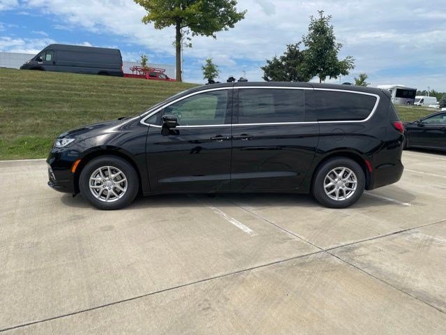 New 2026 Chrysler Pacifica Select image 2