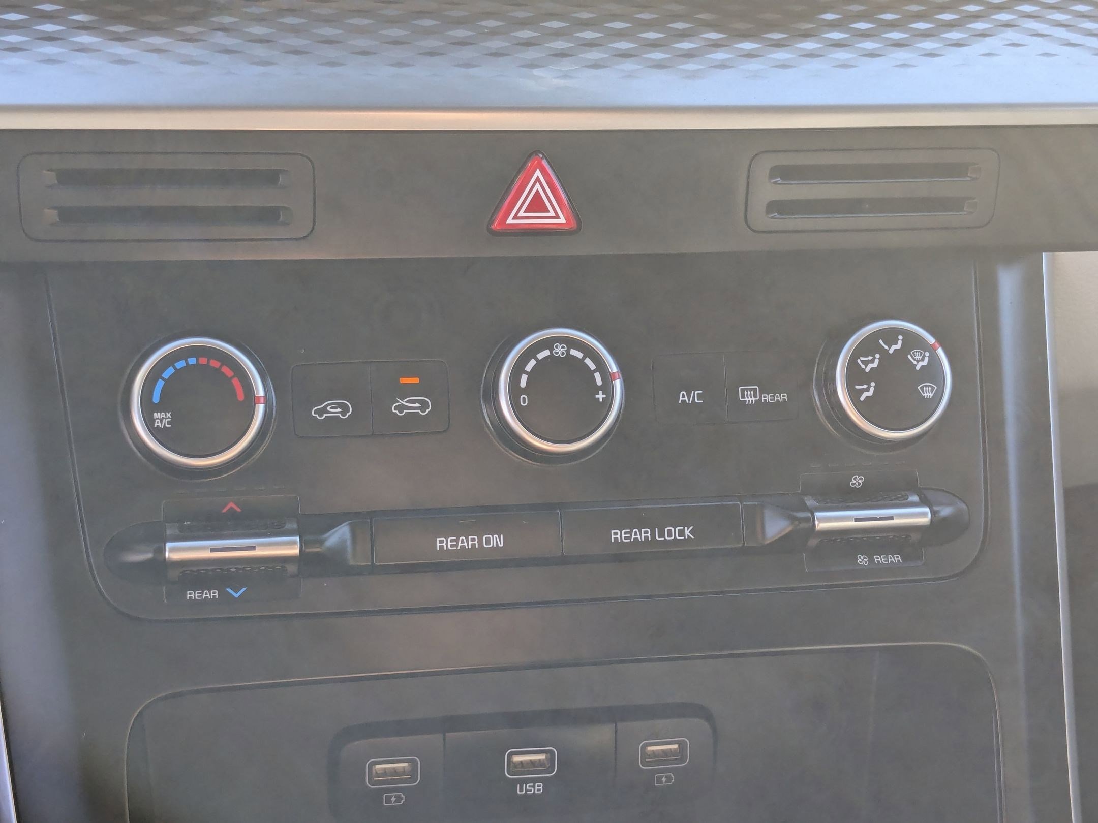 Used 2024 Kia Carnival LX image 24