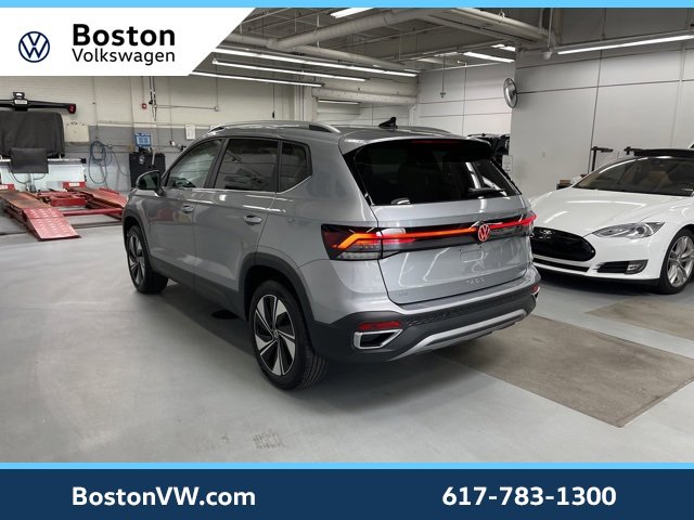Used 2025 Volkswagen Taos SE w/ Panoramic Sunroof Package image 2